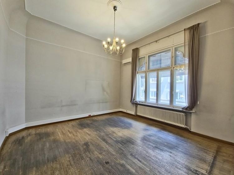 Casă cu 11 camere cu Garaj în Dacia
