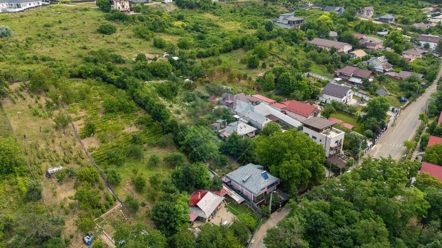 Teren Construcții intravilan de 2700 mp, în Bucium