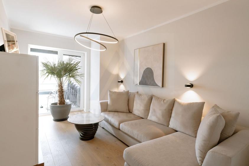 Apartament cu 5 camere decomandat în Cristian