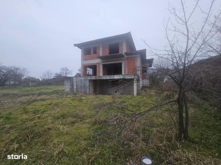 Casă cu 3 camere în Roșiori