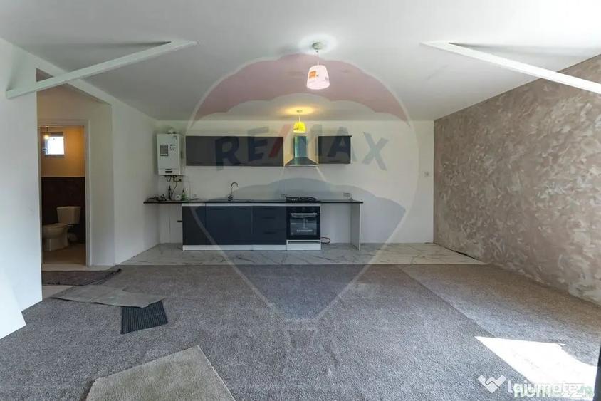Casă cu 7 camere cu Teren 1007 Mp în Stupini