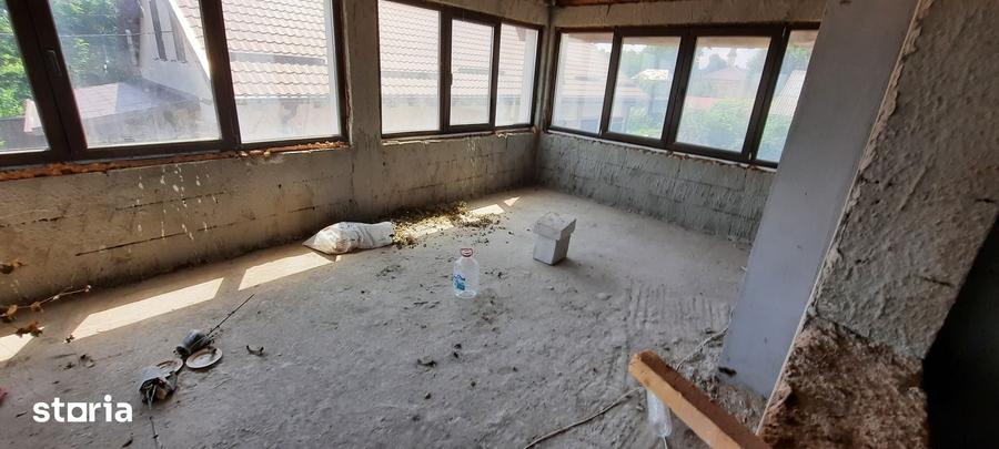 Casă cu 7 camere cu Teren 750 Mp în Mihai Eminescu