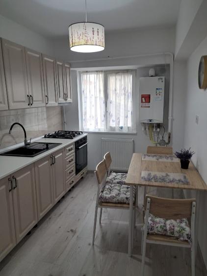 Apartament cu 3 camere decomandat, mobilat în Central