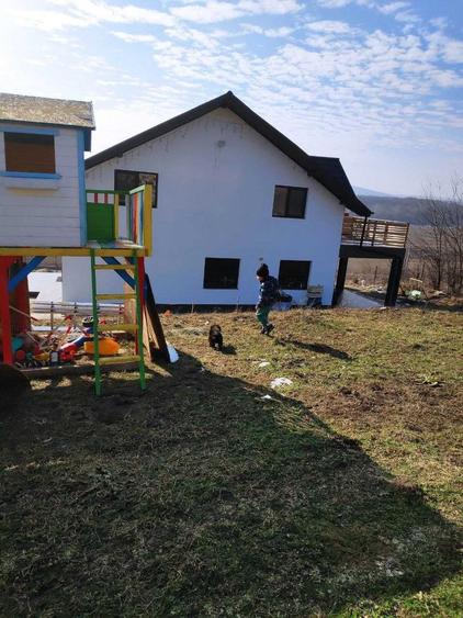 Casă cu 4 camere în Schitu Duca