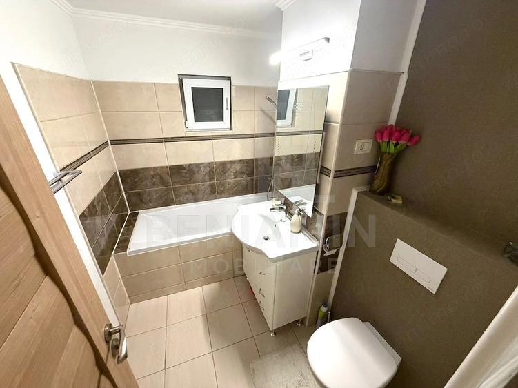 Apartament cu 3 camere decomandat în Rovine