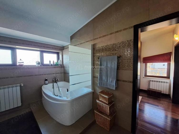 Casă cu 8 camere cu Teren 2500 Mp în Samurcași