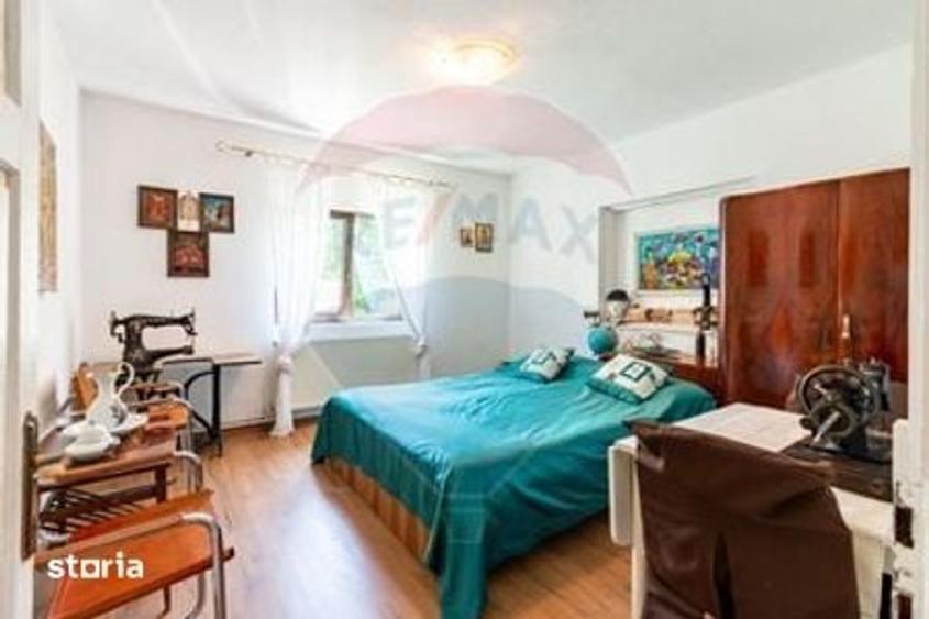 Casă cu 4 camere cu Teren 4435 Mp în Central