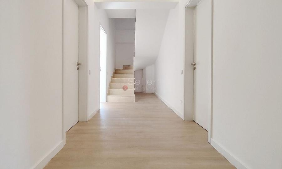 Penthouse cu 5 camere decomandat în Astra