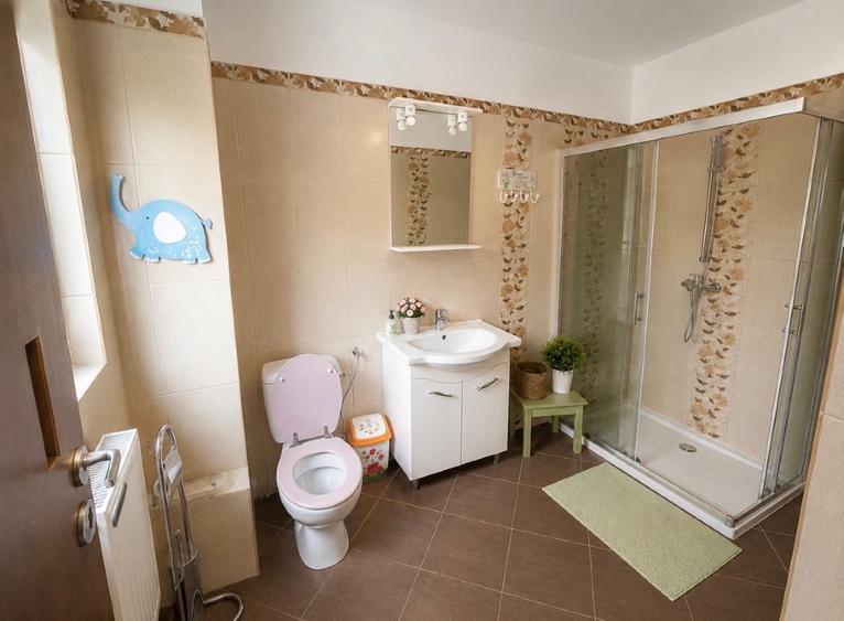 Casă individuală cu 5 camere cu Teren 1705 Mp în Central