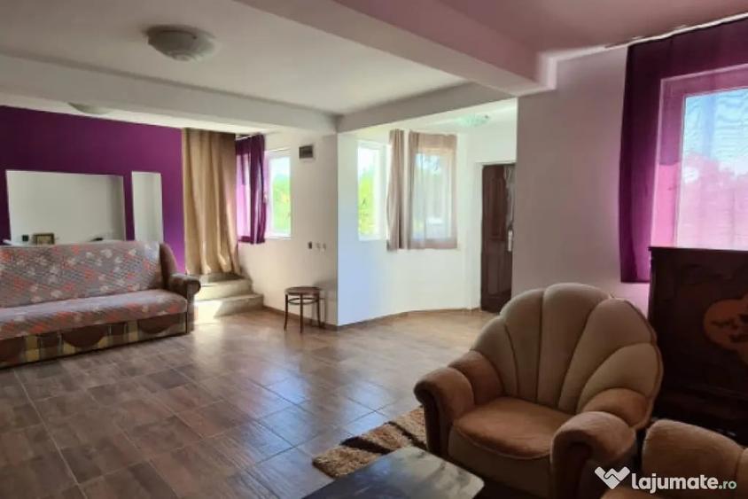 Casă cu 5 camere cu Teren 794 Mp în Livedea