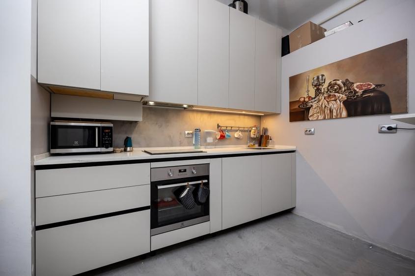 Apartament cu 6 camere circular, mobilat în P-ța Victoriei