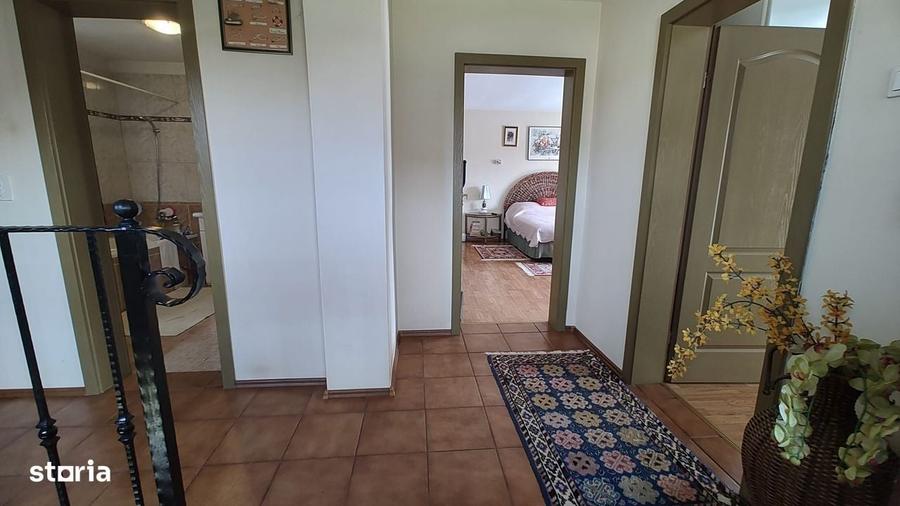 Casă cu 4 camere în Băcia