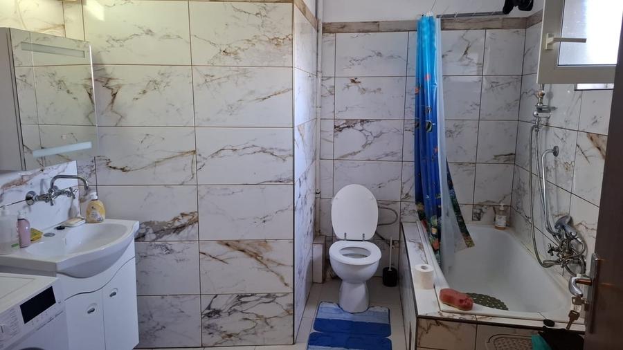 Casă cu 9 camere cu Teren 567 Mp în Central