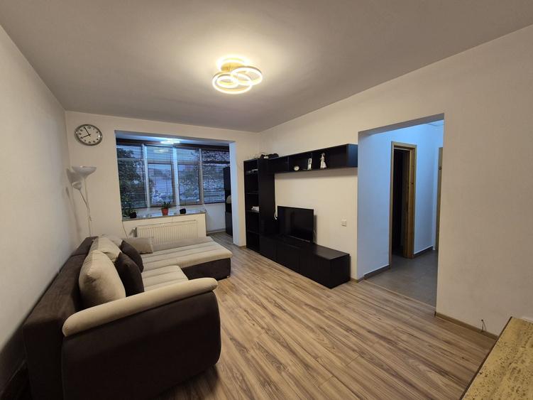 Apartament cu 3 camere semidecomandat în Craiovei