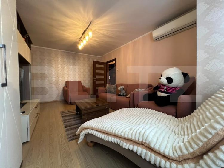 Apartament cu 3 camere semidecomandat, mobilat în Cantemir