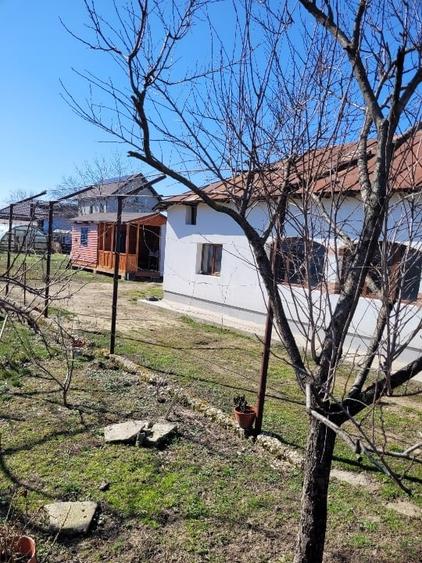 Casă individuală cu 5 camere cu Canalizare în Cartojani