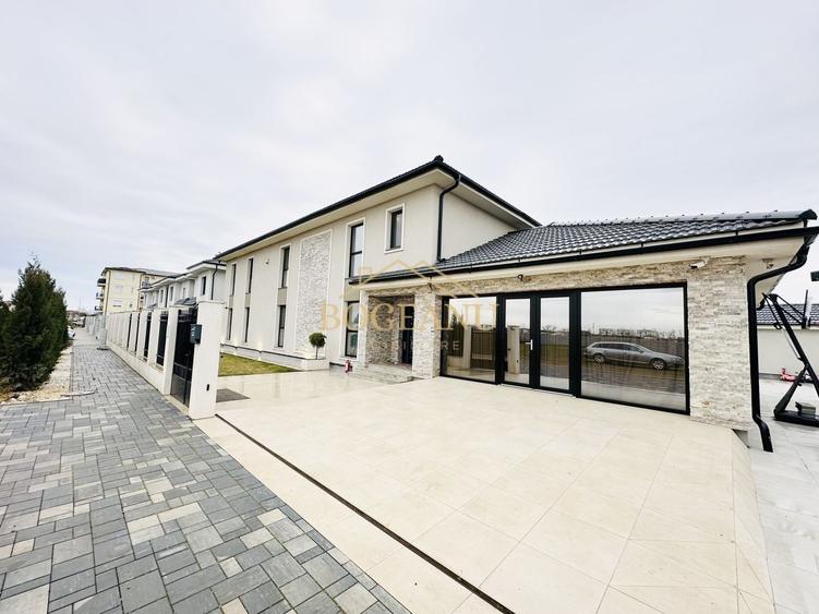 Casă individuală cu 7 camere cu Piscina în Chișoda