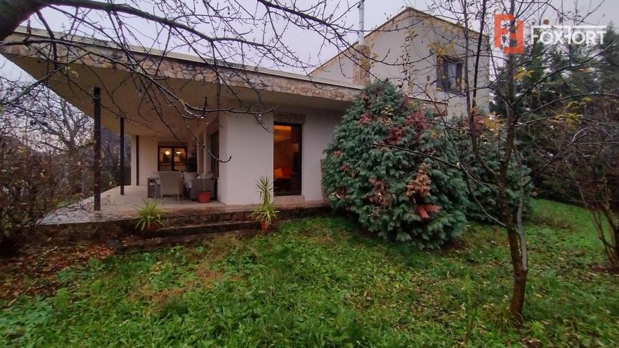 Casă individuală cu 6 camere cu Canalizare în Ronaț
