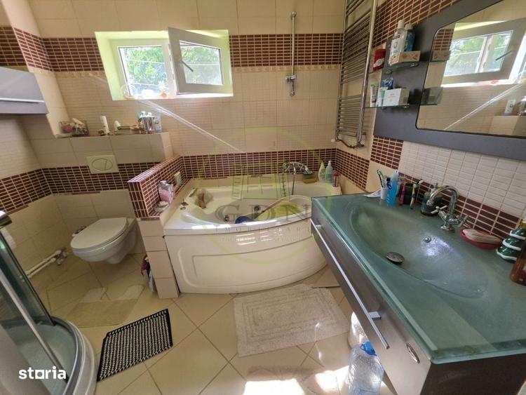 Casă cu 4 camere decomandat în Central