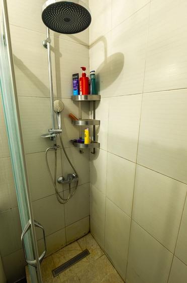 Apartament cu 3 camere semidecomandat, mobilat în P-ța Unirii