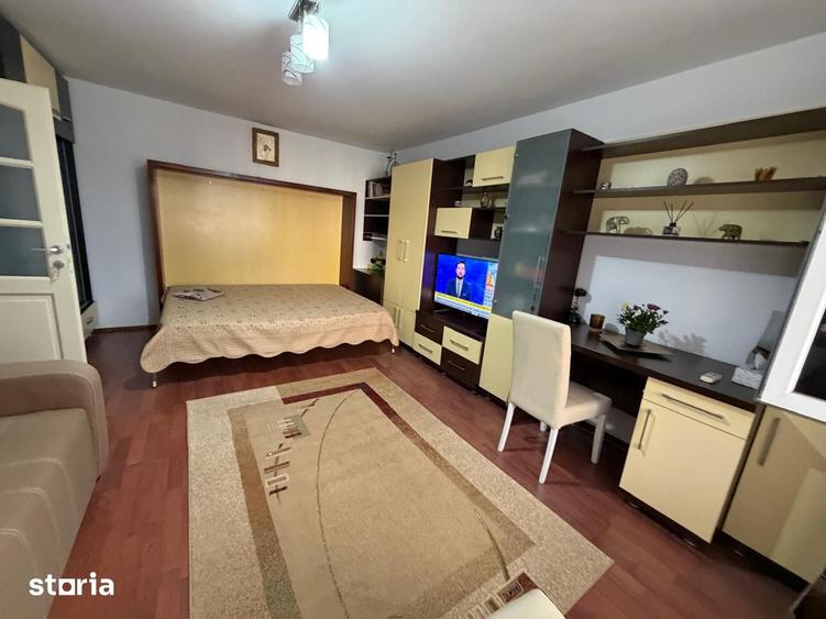 Garsonieră decomandată în Decebal