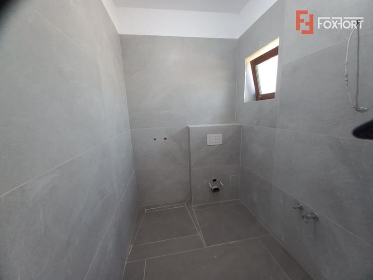 Duplex cu 4 camere decomandat cu Canalizare în Plopi