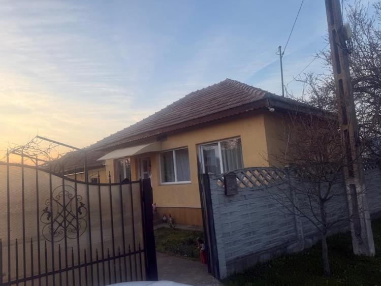 Casă individuală cu 3 camere cu Teren 1090 Mp în Pielești