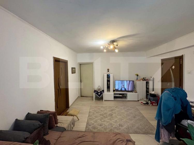 Apartament cu 3 camere semidecomandat în Calea Severinului