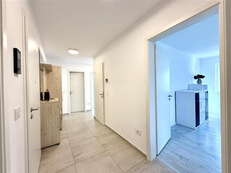 Apartament cu 3 camere decomandat în Tractorul