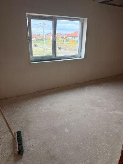 Apartament cu 4 camere decomandat în Moșnița Veche
