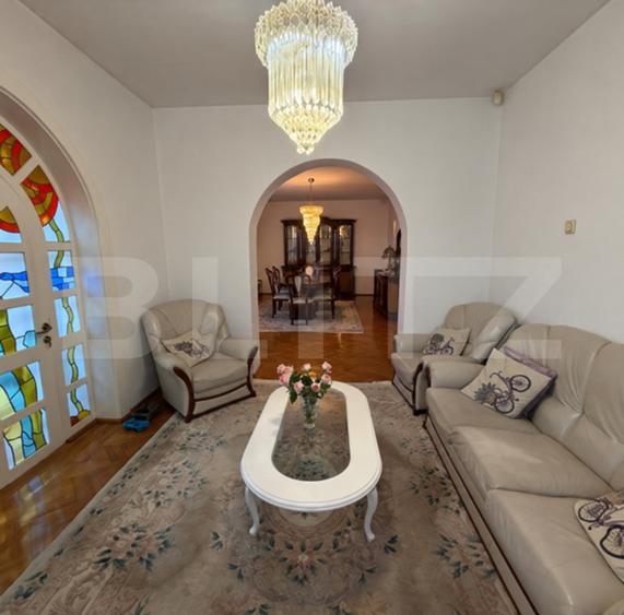 Casă individuală cu 9 camere cu Piscina în Central