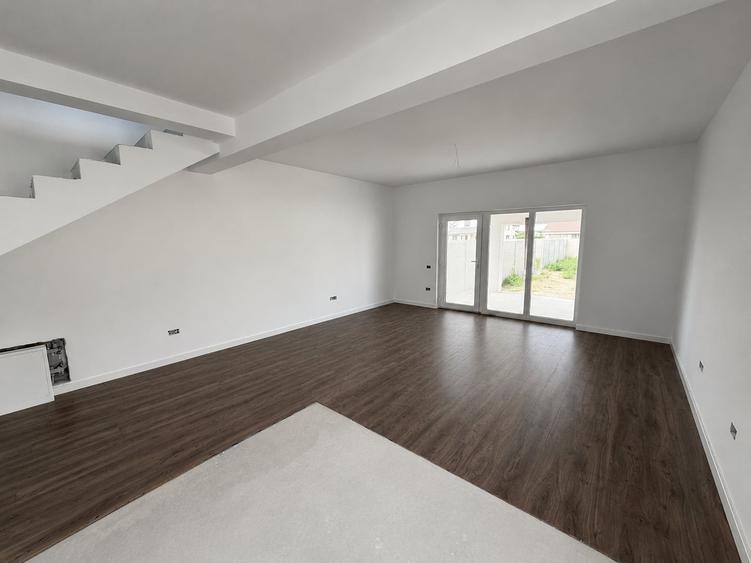 Duplex cu 5 camere cu Canalizare în Moșnița Nouă