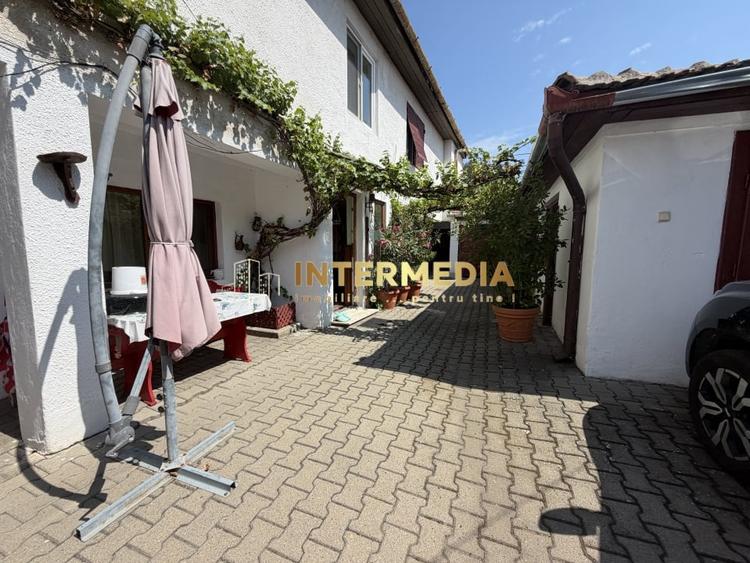 Casă individuală cu 6 camere cu Canalizare în Central