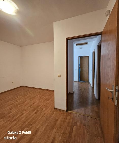 Casă cu 4 camere semidecomandat cu Teren 250 Mp în Europa