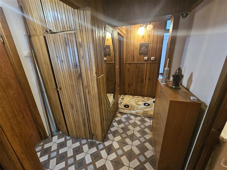 Apartament cu 3 camere decomandat, mobilat în Micro IV