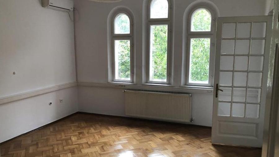 Apartament cu 3 camere decomandat în Casin