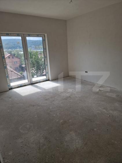 Casă individuală cu 5 camere cu Canalizare în Baciu
