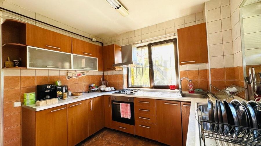 Casă individuală cu 9 camere cu Canalizare în Central