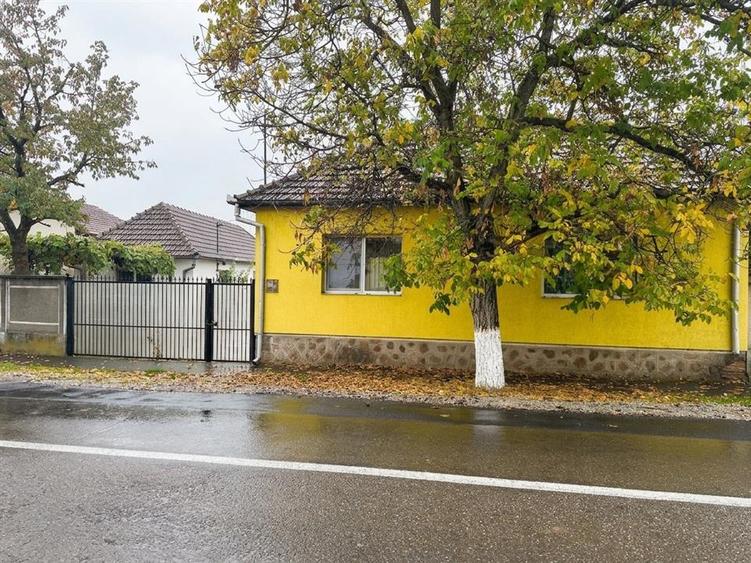 Casă individuală cu 8 camere cu Canalizare în Tinca