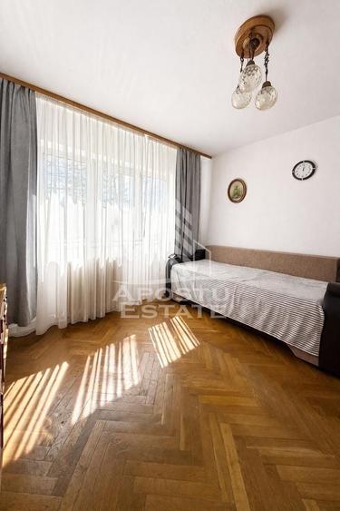 Apartament cu 3 camere decomandat, mobilat în Aradului
