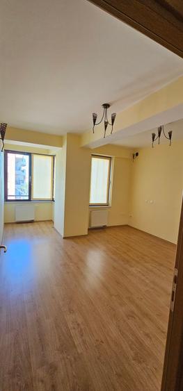 Apartament cu 3 camere decomandat, mobilat în Barbu Văcărescu