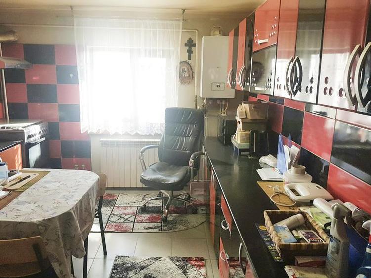 Apartament cu 3 camere decomandat, mobilat în Apollo