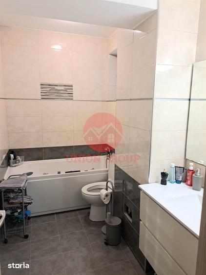 Casă cu 10 camere cu Teren 394 Mp în Central