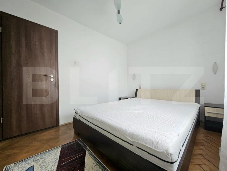 Apartament cu 3 camere semidecomandat, mobilat în Dâmbovița