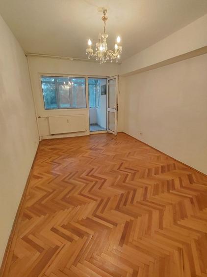 Apartament cu 3 camere decomandat în P-ța Victoriei