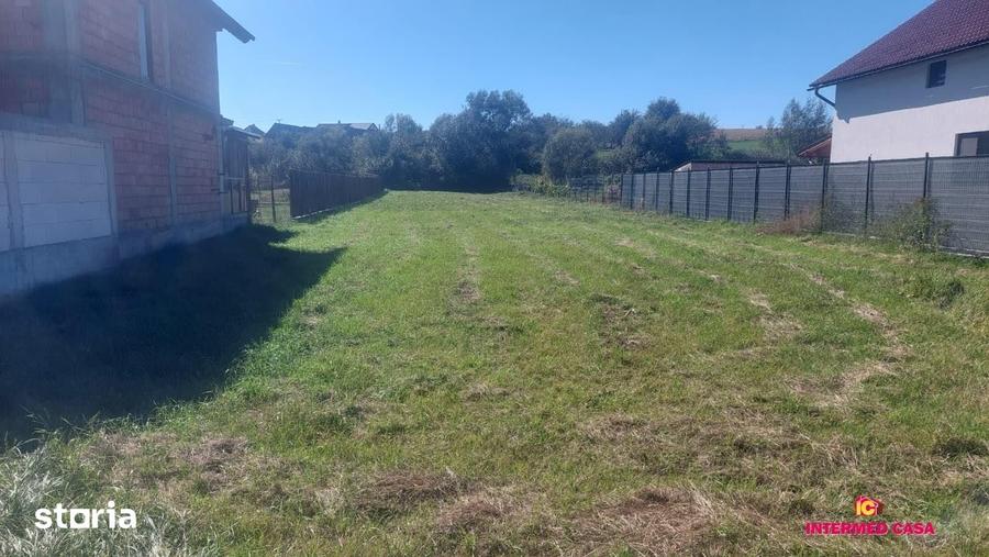 Teren de 1500 mp, în Roșia