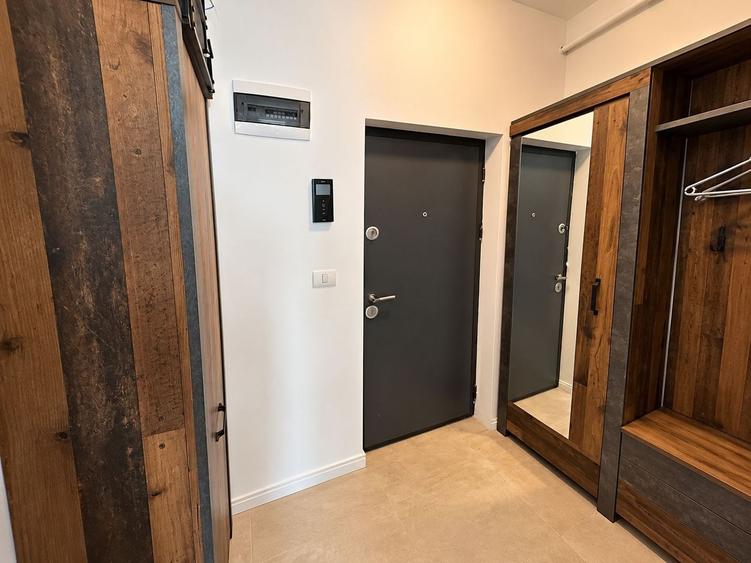Apartament cu 3 camere semidecomandat, mobilat în Dumbrăvița