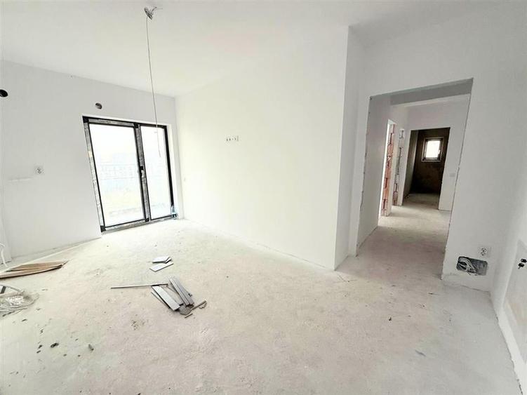 Apartament cu 3 camere semidecomandat în Exterior Sud