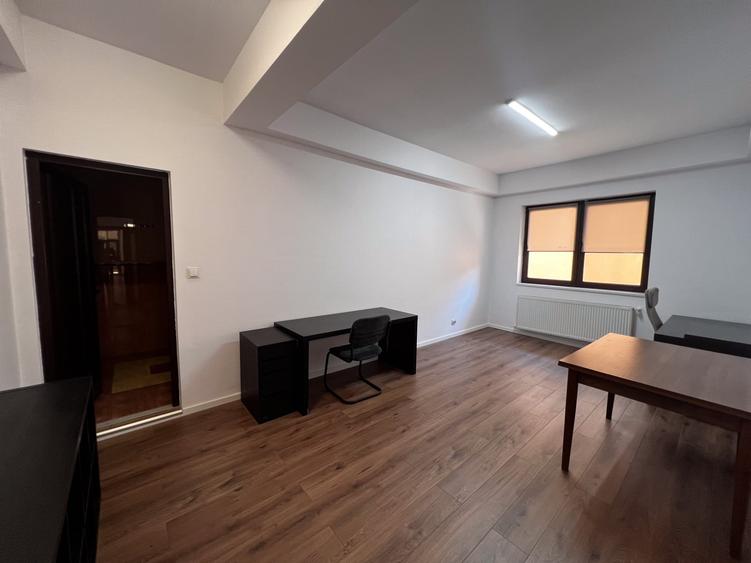 Casă cu 9 camere cu Teren 305 Mp în Obor