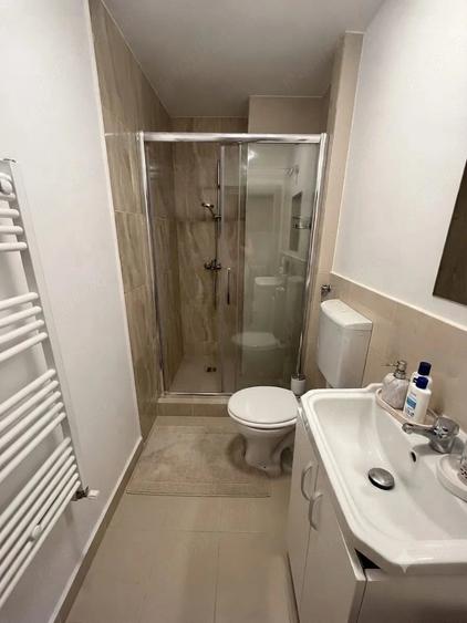 Apartament cu 3 camere semidecomandat în Giulești